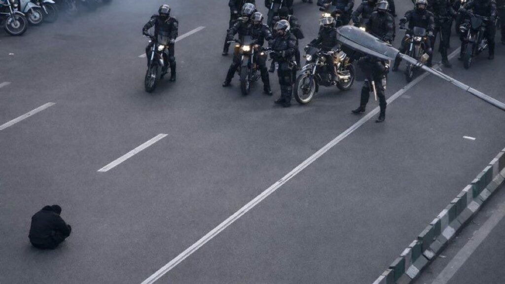 Dette biletet går viralt i Iran: – Det han gjer er utruleg farleg