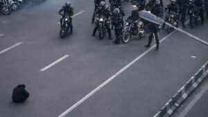 Dette biletet går viralt i Iran: – Det han gjer er utruleg farleg