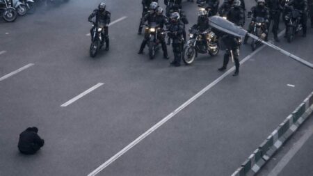 Dette biletet går viralt i Iran: – Det han gjer er utruleg farleg