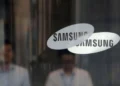 SEOUL, SOUTH KOREA - AUGUST 25: The Samsung logo is displayed at the Samsung office on August 25, 2017 in Seoul, South Korea. Prosecutors are seeking a 12-year jail sentence. Lee, de facto chief of South Korean conglomerate, faces five charges connecting the bribery scandal involving ousted former President Park Geun-hye and her confidant Choi Soon-sil. The verdict affects the business of Samsung, which has launched new Galaxy Note 8 smartphone to wipe out the misery of exploding Note 7 last year. (Photo by Chung Sung-Jun/Getty Images)