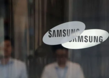 SEOUL, SOUTH KOREA - AUGUST 25: The Samsung logo is displayed at the Samsung office on August 25, 2017 in Seoul, South Korea. Prosecutors are seeking a 12-year jail sentence. Lee, de facto chief of South Korean conglomerate, faces five charges connecting the bribery scandal involving ousted former President Park Geun-hye and her confidant Choi Soon-sil. The verdict affects the business of Samsung, which has launched new Galaxy Note 8 smartphone to wipe out the misery of exploding Note 7 last year. (Photo by Chung Sung-Jun/Getty Images)