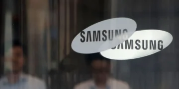SEOUL, SOUTH KOREA - AUGUST 25: The Samsung logo is displayed at the Samsung office on August 25, 2017 in Seoul, South Korea. Prosecutors are seeking a 12-year jail sentence. Lee, de facto chief of South Korean conglomerate, faces five charges connecting the bribery scandal involving ousted former President Park Geun-hye and her confidant Choi Soon-sil. The verdict affects the business of Samsung, which has launched new Galaxy Note 8 smartphone to wipe out the misery of exploding Note 7 last year. (Photo by Chung Sung-Jun/Getty Images)