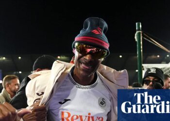 Swansea bow to co-owner Snoop Dogg with guard of honour before kick-off | Swansea City
