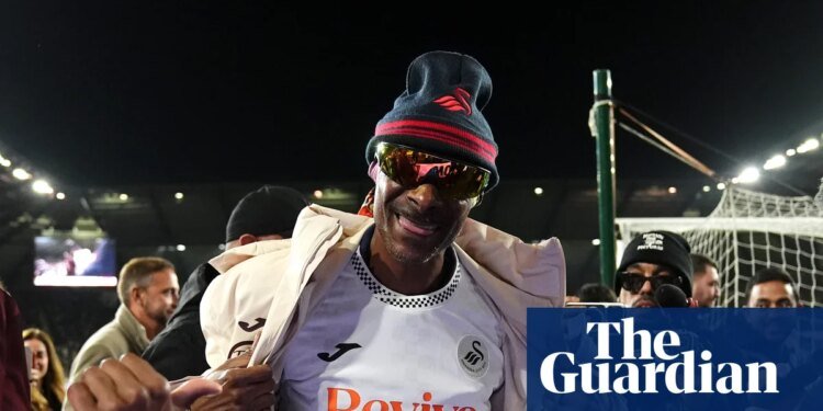 Swansea bow to co-owner Snoop Dogg with guard of honour before kick-off | Swansea City