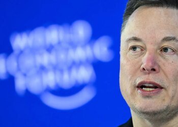 With co-founders leaving and an IPO looming, Elon Musk turns talk to the moon