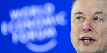 With co-founders leaving and an IPO looming, Elon Musk turns talk to the moon