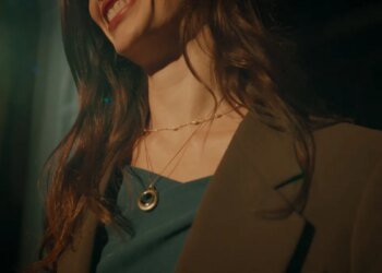 Woman wearing a Taya note-taking pendant