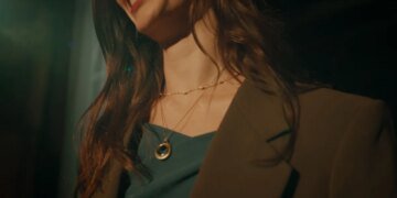 Woman wearing a Taya note-taking pendant