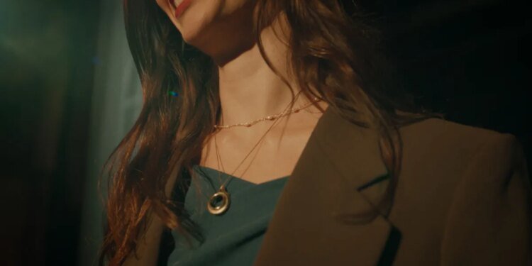 Woman wearing a Taya note-taking pendant