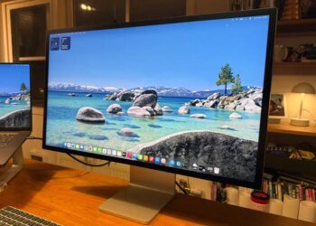 Apple Studio Display XDR på en bänk.