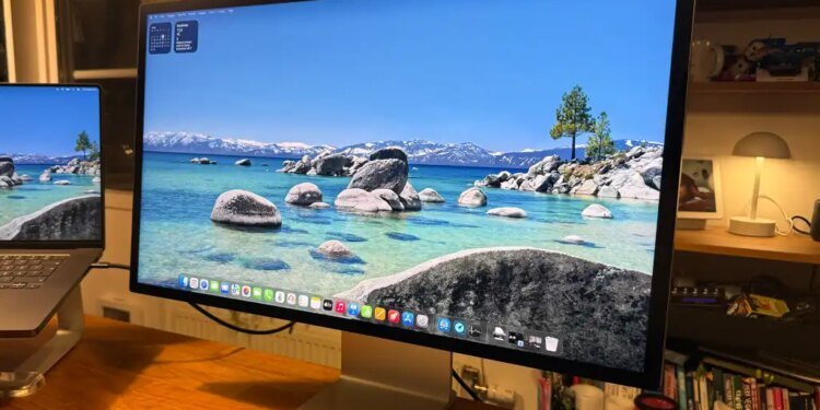 Apple Studio Display XDR på en bänk.