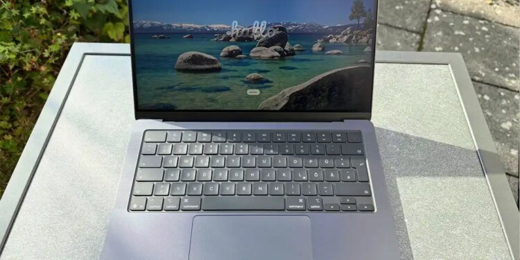 Macbook Pro M5 Hero