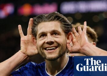 Burnley fans turn up heat on Parker after Everton push them towards drop | Premier League