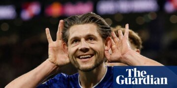 Burnley fans turn up heat on Parker after Everton push them towards drop | Premier League