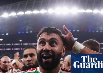 Fans storm field as South Sydney veteran Alex Johnston breaks NRL try-scoring record | South Sydney Rabbitohs